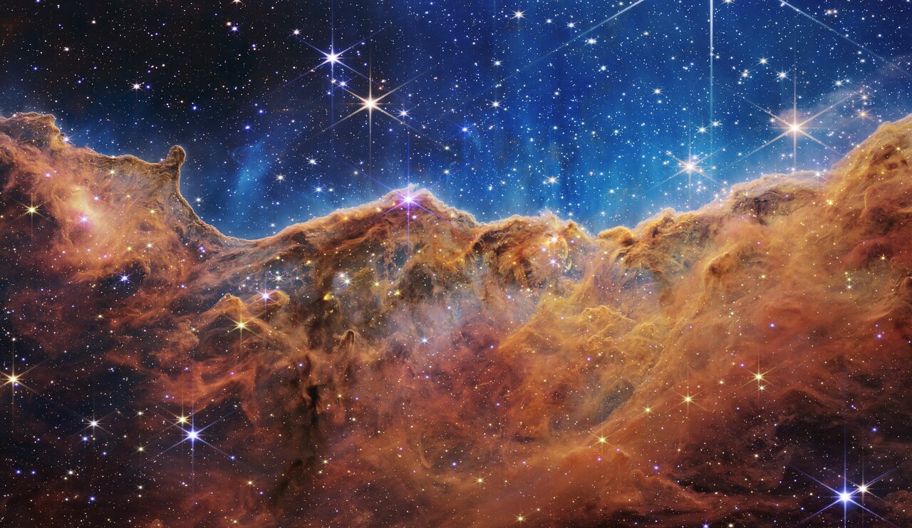 Gas e polvere delle scogliere cosmiche osservati da Webb