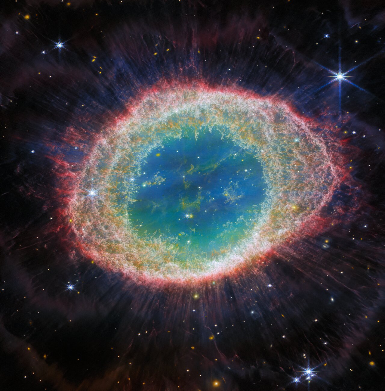 Gli strati espulsi da una stella formano questo involucro ricco di filamenti, osservato con NIRCam.